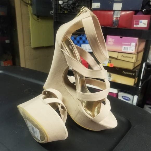 Tan wedge sandals - Picture 3 of 4